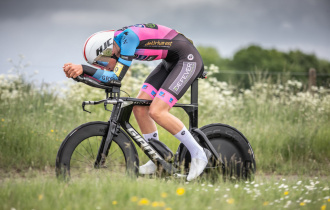 Vice-wereldkampioen wint strijd der tijdritgiganten in Junioren Driedaagse