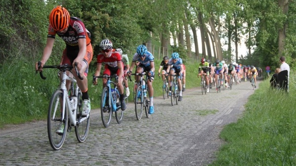 600_het-peloton-rijdt-over-de-kasseien-in-zeeuws-vlaanderen-foto-orange-pictures.jpg